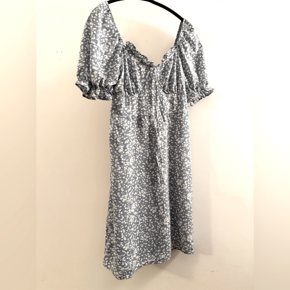 Misguided light blue & white flowered dress, back smocking & puff sleeves, XS